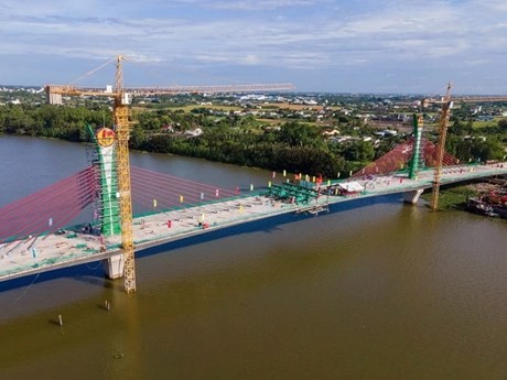 Pont sur la rivière Vàm Co Tây, l’un des principaux projets de transport de la province de Long An (au Sud) pour la période 2021 - 2025. Photo : VNA.