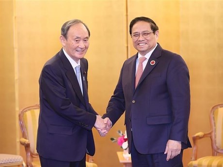 Le PM vietnamien, Pham Minh Chinh (à droite) reçoit son ancien homologue japonais, Suga Yoshihide, le 18 décembre à Tokyo. Photo : VNA.