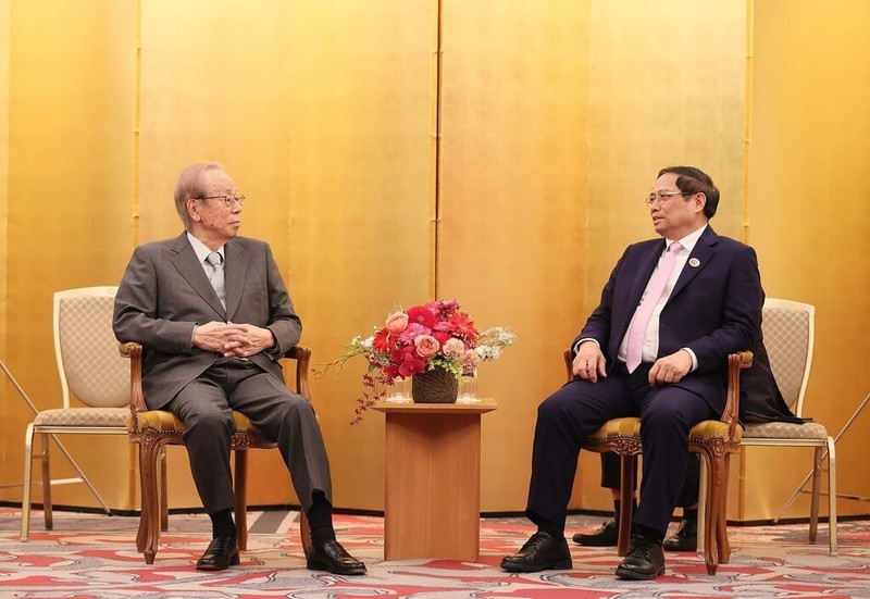 Le PM vietnamien Pham Minh Chinh (à droite) et l'ancien PM japonais Fukuda Yasuo, le 17 décembre à Tokyo. Photo : VNA.