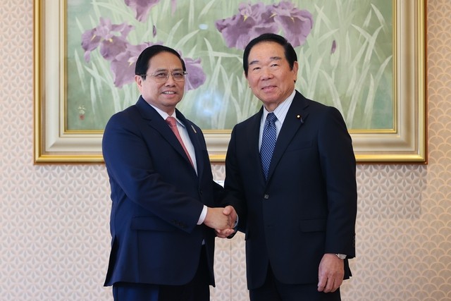 Le PM vietnamien, Pham Minh Chinh (à gauche) et le Président de la Chambre des Représentants japonaise, Nukaga Fukushiro, le 18 décembre, à Tokyo. Photo : baochinhphu.vn.