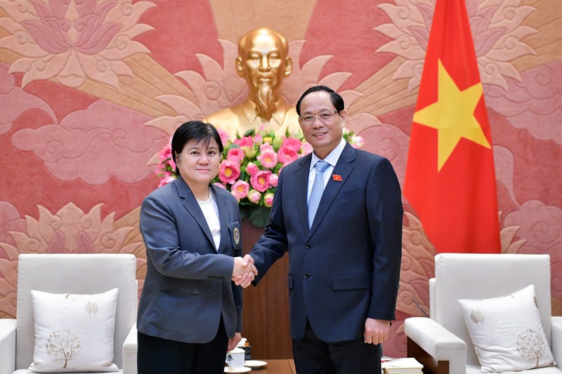 Le vice-président de l'AN vietnamienne, Trân Quang Phuong (à droite), reçoit la directrice de l'Université royale Rajabhat d'Udon Thani, Khanisara Thansunthornsakun. Photo : daibieunhandan.