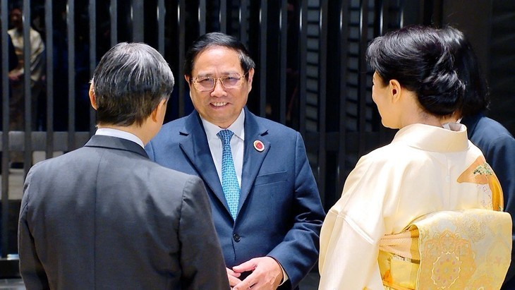 Le PM vietnamien, Pham Minh Chinh (au milieu) rencontre l’Empereur et l’Impératrice du Japon. Photo : Ministère des Affaires étrangères.