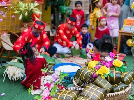 Le Têt traditionnel est la fête la plus importante de l’année pour les Vietnamiens, car c’est le temps des retrouvailles en famille, des visites aux proches et amis... Photo : VNA.