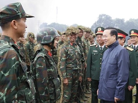 Le Président vietnamien, Vo Van Thuong (à droite) rend visite à l’armée des commandos. Photo : VNA.