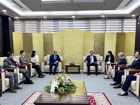Le président du Comité populaire de la ville de Dà Nang, Lê Trung Chinh (à droite), reçoit l’ambassadeur du Kazakhstan au Vietnam, Kanat Tumysh. Photo : VNA.