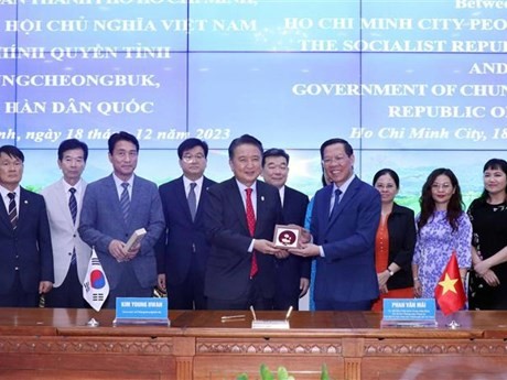Cérémonie de signature du protocole d'accord sur les relations d’amitié et de coopération entre le Comité populaire de Hô Chi Minh-Ville et l’administration provinciale de Chungcheongbuk. Photo : VNA.