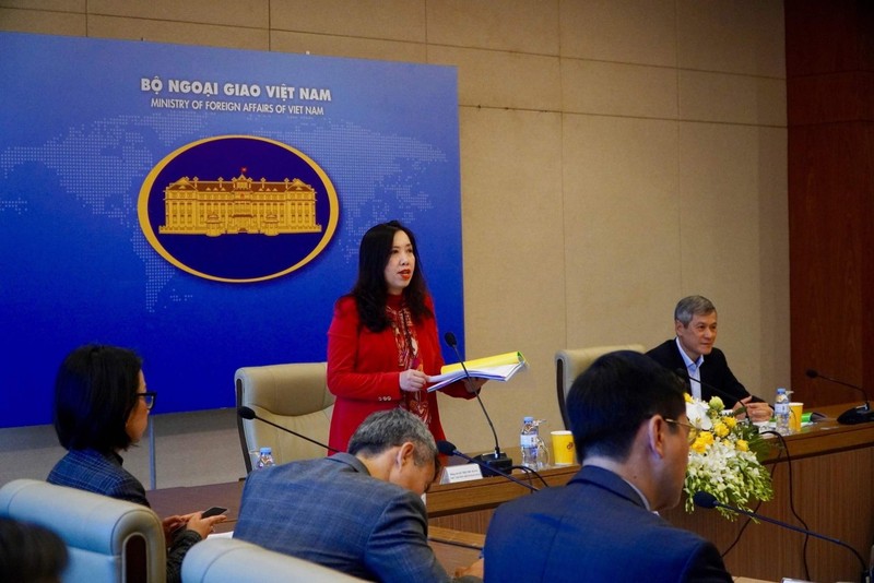 La vice-ministre vietnamienne des Affaires étrangères, Lê Thi Thu Hang (debout), prend la parole lors de la réunion sur « La diplomatie publique à l’ère du numérique », le 17 décembre à Hanoi. Photo: baoquocte.