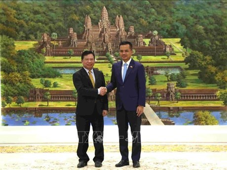 L'ambassadeur vietnamien au Cambodge, Nguyên Huy Tang (à gauche), et le Vice-PM et ministre cambodgien de l'Intérieur, Sar Sokha. Photo : VNA.