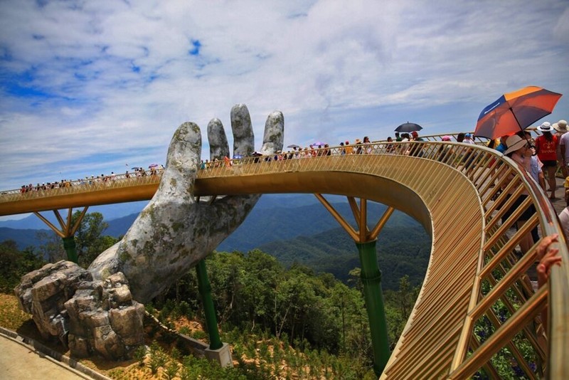 Le pont d'Or, une destination prisée de Dà Nang (au Centre du Vietnam). Photo : VNA.