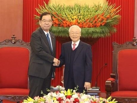 Le Secrétaire général du PCV, Nguyên Phu Trong (à droite) et le Président du Présidium du Comité central du PCJ, Shii Kazuo, le 26 décembre à Hanoï. Photo : VNA.