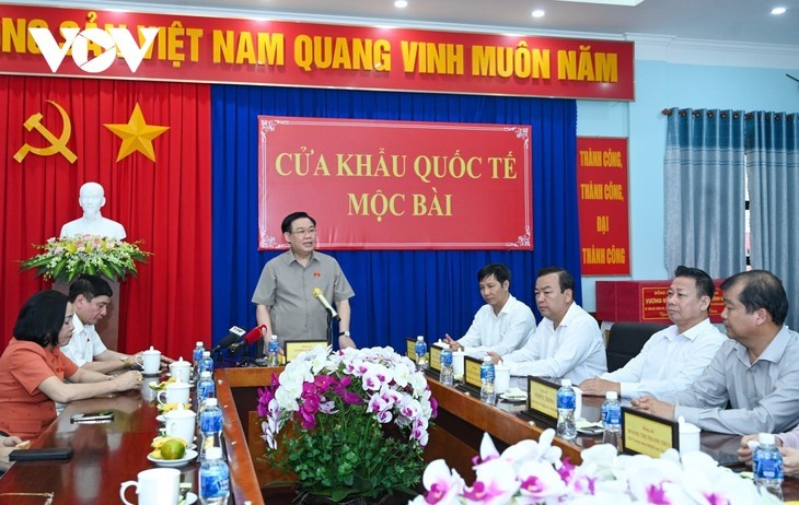 Le Président de l'AN vietnamienne, Vuong Dinh Huê (debout), travaille avec le personnel du poste-frontière Môc Bài. Photo : VOV.