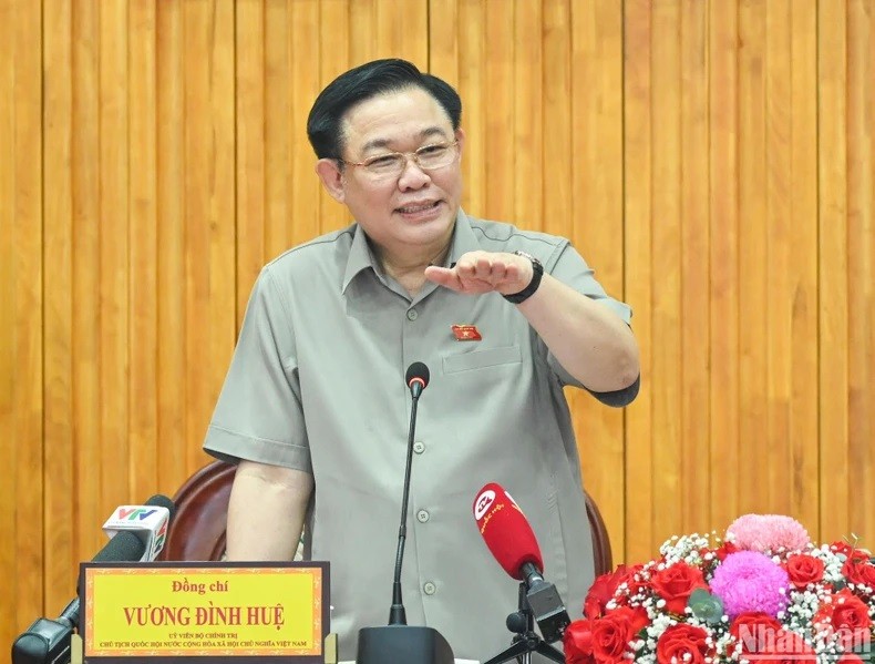 Le Président de l’AN vietnamienne Vuong Dinh Huê, lors d'une séance de travail avec la Permanence du Comité du Parti de la province de Tây Ninh, le 3 janvier. Photo : NDEL.