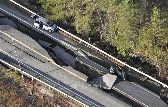 La route a été détruite après le tremblement de terre à Anamizu, préfecture d'Ishikawa, Japon, le 2 janvier 2024. Photo : Kyodo/VNA.