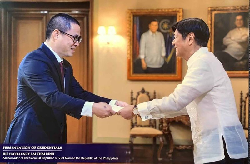 L’ambassadeur vietnamien aux Philippines, Lai Thai Binh (à gauche), présente ses lettres de créances au Président philippin Ferdinand Romualdez Marcos Jr, le 2 janvier à Manille. Photo : Palais présidentiel des Philippines.
