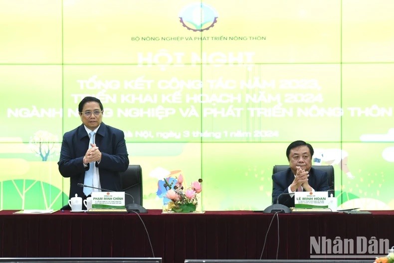Le PM vietnamien, Pham Minh Chinh (debout) lors de la conférence-bilan. Photo : NDEL.