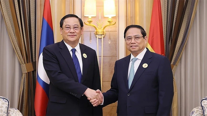 Le Premier ministre vietnamien, Pham Minh Chinh (à droite) et son homologue laotien Sonexay Siphandone se rencontrent à l’occasion du Sommet entre l’Association des nations de l’Asie du Sud-Est et le Conseil de coopération du Golfe, le 20 octobre 2023 en Arabie Saoudite. Photo : VNA.
