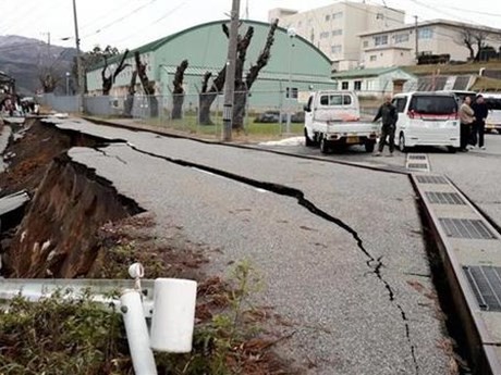 Une route endommagée par le tremblement de terre dans la ville de Wajima, dans la région d'Ishikawa au Japon, le 1er janvier. Photo : VNA.