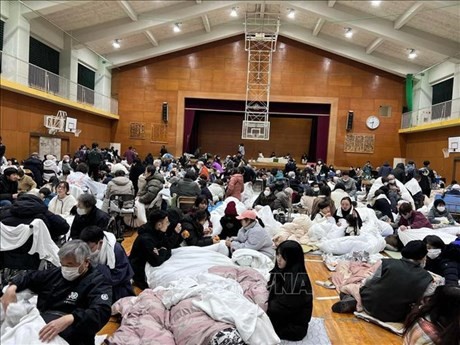 Dans la salle de sport d’une école de la ville de Wakura Onsen, à Ishikawa, où des travailleurs vietnamiens cherchent refuge après le tremblement de terre. Photo : VNA.