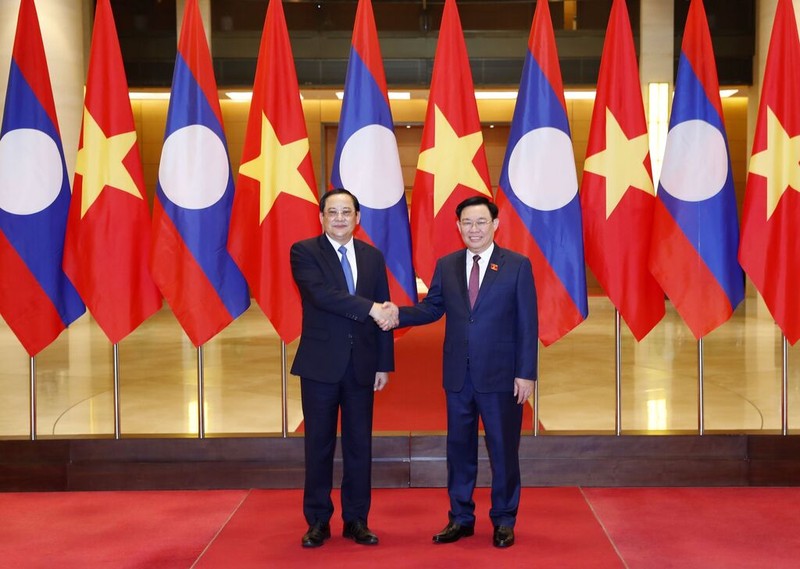 Le Président de l’AN du Vietnam, Vuong Dinh Huê (à droite), et le PM laotien Sonexay Siphandone, le 7 janvier à Hanoi. Photo : VNA.