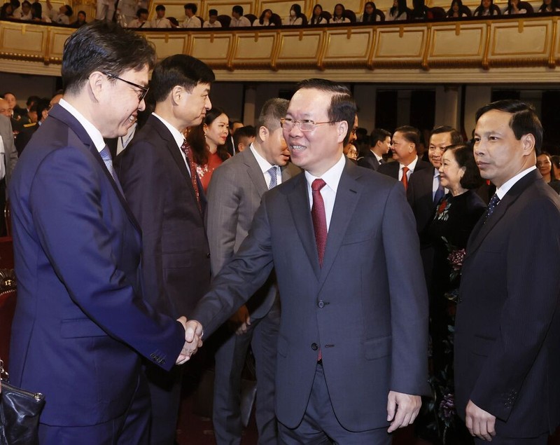 Le Président vietnamien, Vo Van Thuong (au milieu), et les délégués participant à la cérémonie, à Hanoi, le 7 janvier. Photo : VNA.