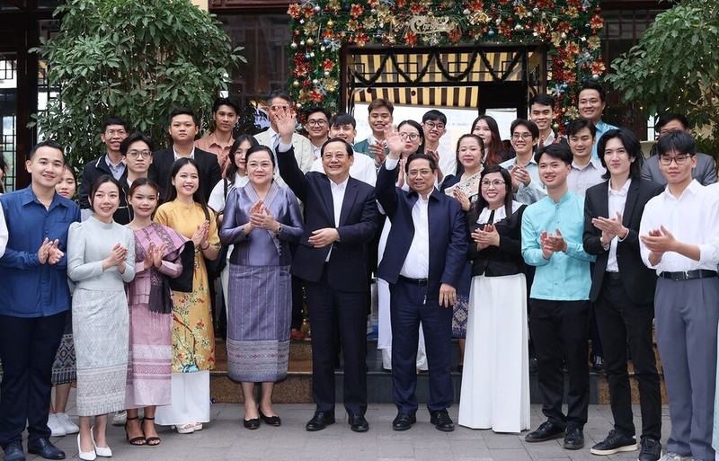 Les Premiers ministres vietnamien Pham Minh Chinh et laotien Sonexay Siphandone lors de leur rencontre avec des étudiants à Hanoi, le 7 janvier. Photo: VNA.