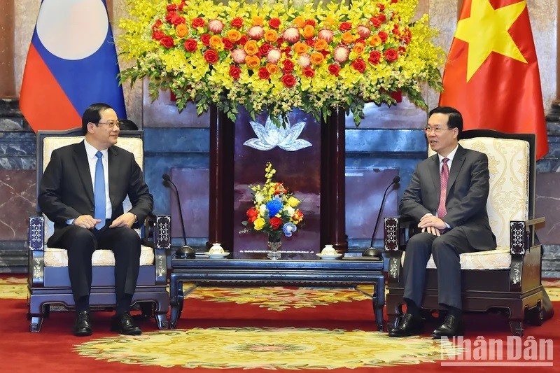 Le Président vietnamien, Vo Van Thuong (à droite) reçoit le 6 janvier, à Hanoi, le Premier ministre laotien, Sonexay Siphandone. Photo : NDEL.