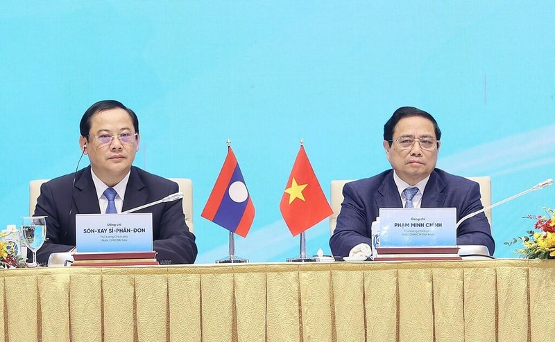 Le Premier ministre vietnamien, Pham Minh Chinh (à droite) et son homologue laotien, Sonexay Siphandone, lors de la conférence sur la coopération en matière d’investissement Vietnam - Laos. Photo : VNA.