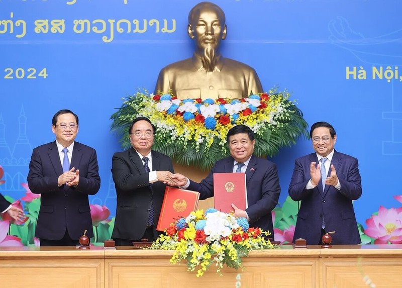 Le PM vietnamien, Pham Minh Chinh (1er à droite) et son homologue laotien, Sonexay Siphandone, supervisent la signature du procès-verbal de la 46e session du Comité intergouvernemental sur la coopération bilatérale Vietnam - Laos, le 7 janvier à Hanoi. Photo : VNA.
