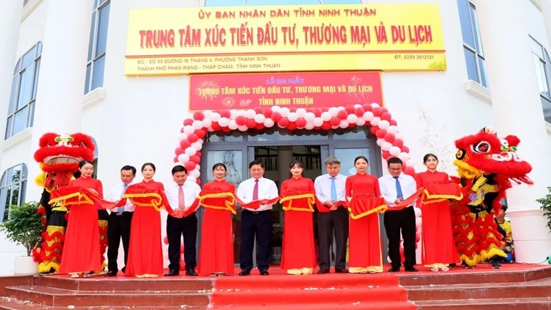 Cérémonie d'inauguration du Centre pour la promotion des investissements, du commerce et du tourisme de la province de Ninh Thuân, le 6 janvier, dans la ville de Phan Rang – Thap Cham. Photo : NDEL.