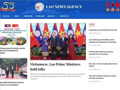 Le Pathet Lao couvre l'entretien entre le Premier ministre laotien Sonxay Siphandone et son homologue vietnamien Pham Minh Chinh. Photo: VNA.
