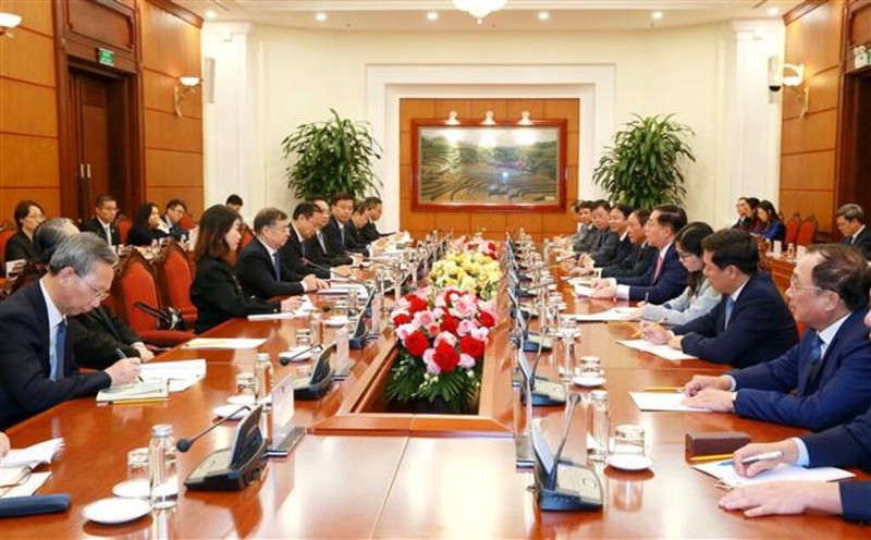 Lors de l'entretien entre les délégations des Partis communistes du Vietnam et de la Chine à Hanoï, le 10 janvier. Photo : VNA.
