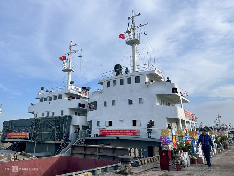 Le 8 janvier en matinée, les cadeaux ont été acheminés vers les deux navires Truong Sa 04 et Truong Sa 16 prêts pour le voyage. Photo : Cao Cuong.