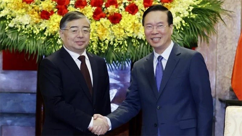 Le Président vietnamien, Vo Van Thuong, (à droite) serre la main du membre du Bureau politique, secrétaire du Secrétariat, chef du Département de la propagande du CC du PCC, Li Shulei, à Hanoi, le 11 janvier. Photo : VNA.