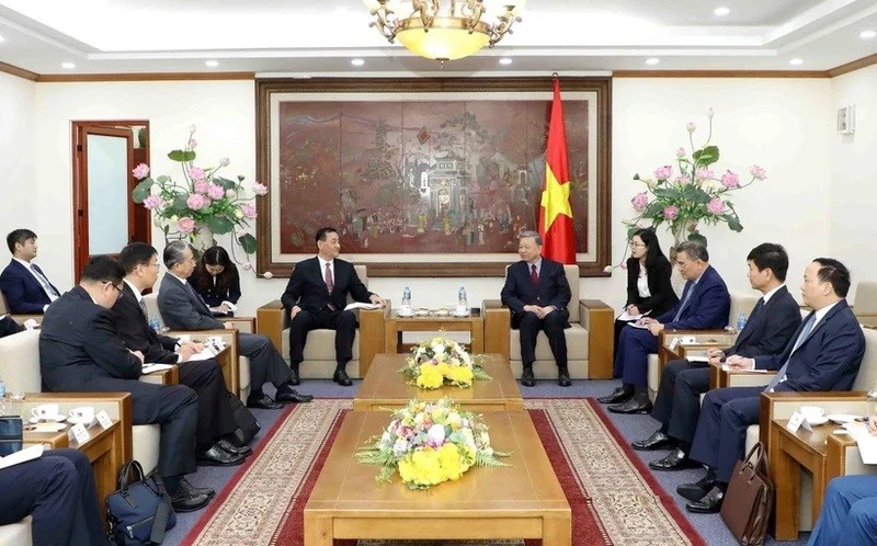 Le général Tô Lâm, ministre vietnamien de la Sécurité publique (au centre, à droite), reçoit le vice-ministre chinois de la Sécurité publique, Chen Siyuan, le 10 janvier à Hanoi. Photo : VNA.