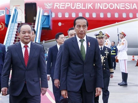Le Président indonésien, Joko Widodo (à droite) à l'aéroport international de Nôi Bài, le 11 janvier à Hanoï. Photo : VNA.