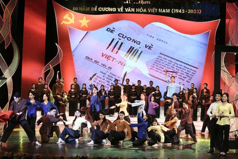 Lors de la cérémonie de célébration du 80e anniversaire du Programme de la culture vietnamienne (1943 - 2023), le 28 février à Hanoi. Photo : ministère vietnamien de la Culture, des Sports et du Tourisme.