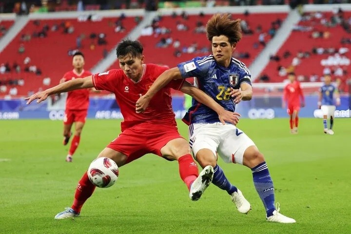 L'équipe nationale de football du Vietnam a un bon match contre le Japon, lors de son premier match du groupe D de la Coupe d’Asie 2023, le 14 janvier à Doha. Photo : Getty Images.