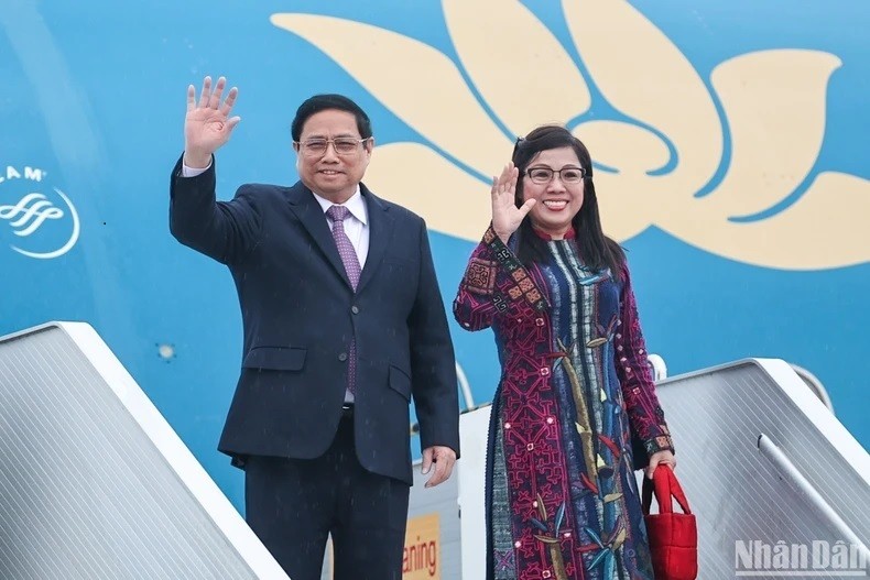 Le PM vietnamien Pham Minh Chinh et son épouse à l'aéroport Ferenc Liszt, à Budapest, en Hongrie, le 18 janiver. Photo : NDEL.