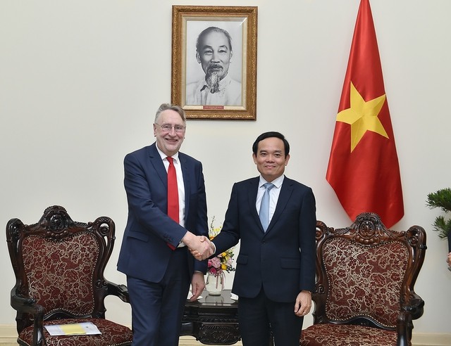 Le Vice-PM vietnamien Trân Luu Quang (à droite) et le président de la Commission du commerce international (INTA) du Parlement européen, Bernd Lange, à Hanoi, le 18 janvier. Photo : baochinhphu.
