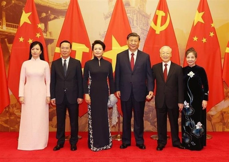 Le Secrétaire général du Parti communiste du Vietnam Nguyên Phu Trong (2e, à droite) et le Président vietnamien Vo Van Thuong (2e, à gauche) et leurs épouses président un banquet en l’honneur du Secrétaire général du Parti communiste et Président chinois Xi Jinping et de l'épouse de celui-ci, à Hanoï, le 12 décembre 2023. Photo : VNA. 