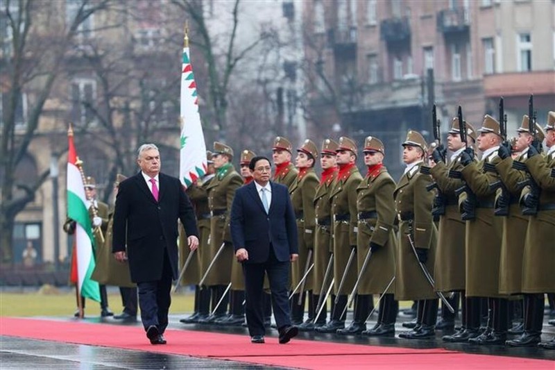 Le PM hongrois Viktor Orban (à gauche) préside la cérémonie d’accueil officielle en l’honneur du PM vietnamien Pham Minh Chinh, à Budapest, le 18 janvier. Photo : VNA.