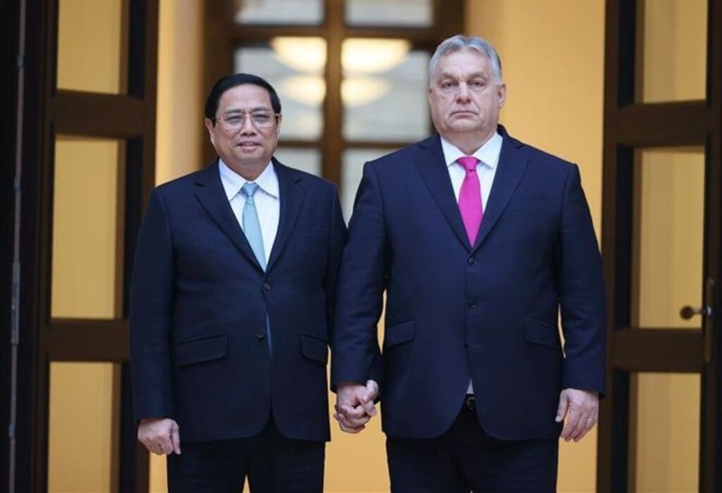 Le PM vietnamien Pham Minh Chinh (à gauche) et son homologue hongrois Viktor Orban. Photo : VNA.