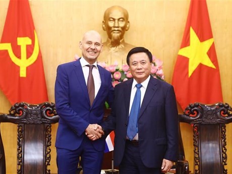 Le directeur de la HCMA Nguyên Xuân Thang (à droite) reçoit l’ambassadeur des Pays-Bas au Vietnam, Kees van Baar, à Hanoi, le 18 janvier. Photo : VNA.