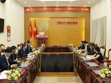 Lors de la séance de travail entre le secrétaire du Comité provincial du Parti, Doan Minh Huan, et la délégation de l’UNESCO, conduite par le représentant en chef de l’UNESCO au Vietnam Jonathan Baker. Photo : VNA.