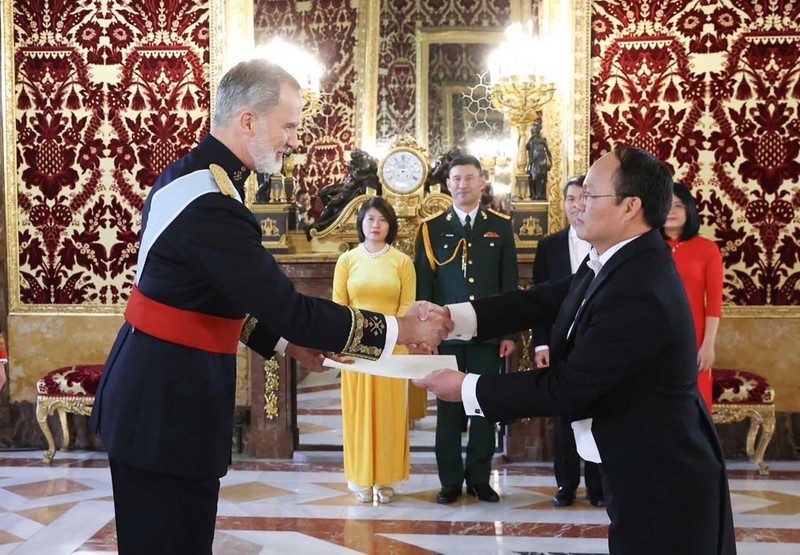 L’ambassadeur vietnamien en Espagne, Doàn Thanh Song (à droite), remet ses lettres de créance à Sa Majesté le Roi Felipe VI, lors d’une cérémonie organisée le 17 janvier au Palais Royal de Madrid. Photo : baoquocte.