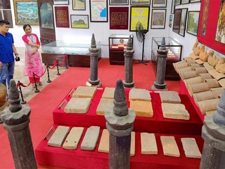 Des colonnes d'écritures bouddhistes du Xe siècle, au musée de la province de Ninh Binh, récemment inscrites aux Trésors nationaux. Photo : VNA.