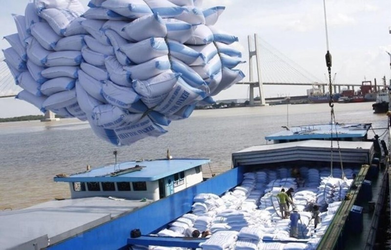 Des sacs de riz transportés sur un navire pour l’exportation. Photo : VNA.