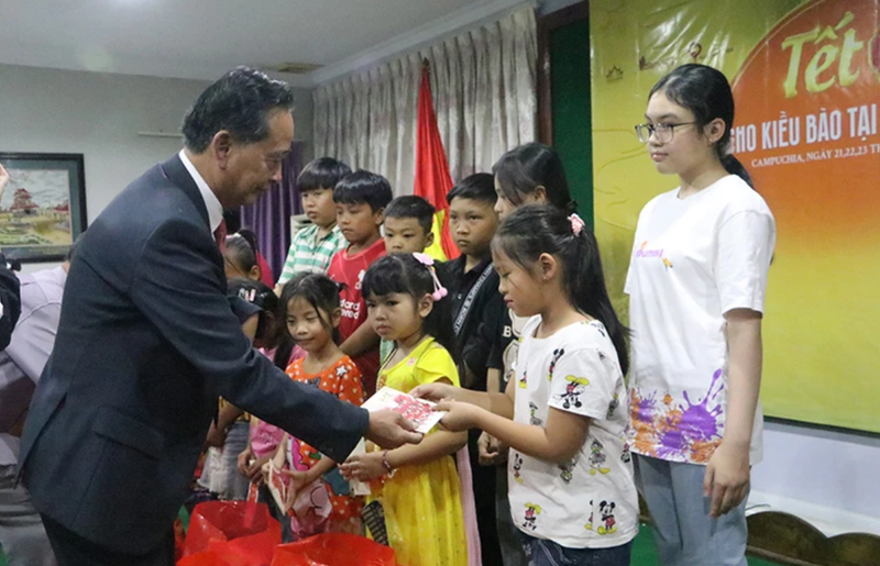 Le président de l'association Khmer – Vietnam au Cambodge, Sim Chy (à gauche), remet des cadeaux aux enfants d'origine vietnamienne au Cambodge. Photo : NDEL.