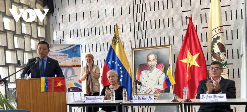 L'ambassadeur du Vietnam au Venezuela, Vu Trung My (1er à gauche), prend la parole lors de la table ronde. Photo : VOV.