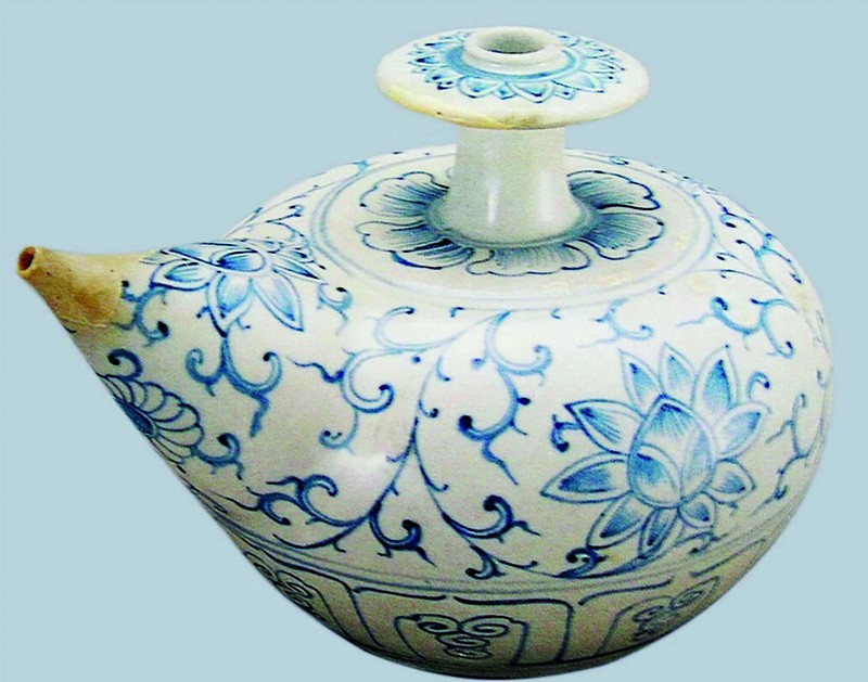 Un objet en céramique vietnamien exposé au Japon. Photo : CVN.